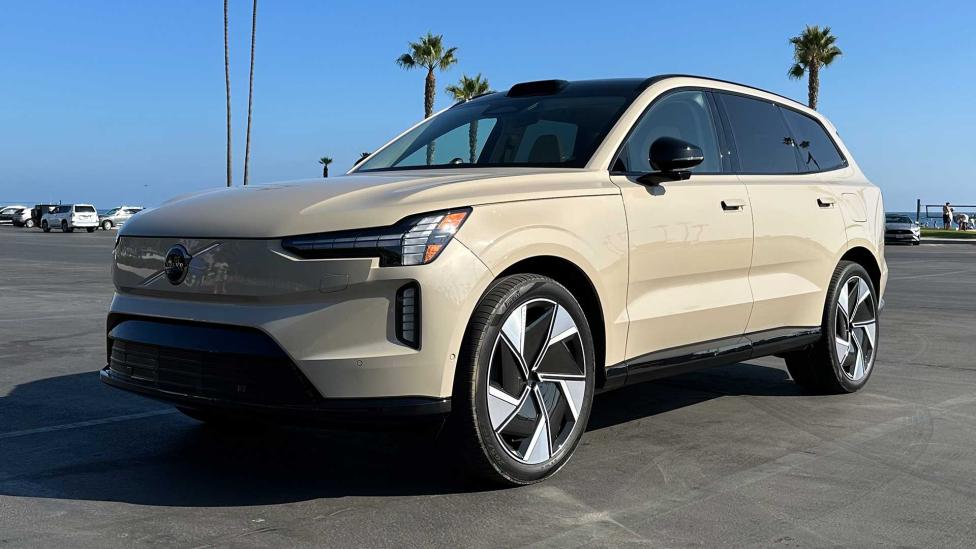 Huh? Volvo adviseert geen foto’s te nemen van je nieuwe auto want dan gaat je telefoon misschien kapot