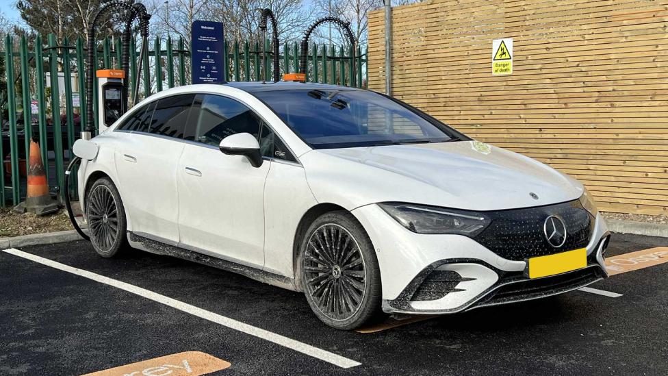 Als je hem precies goed parkeert, kun je straks gratis rijden in de auto’s van Mercedes