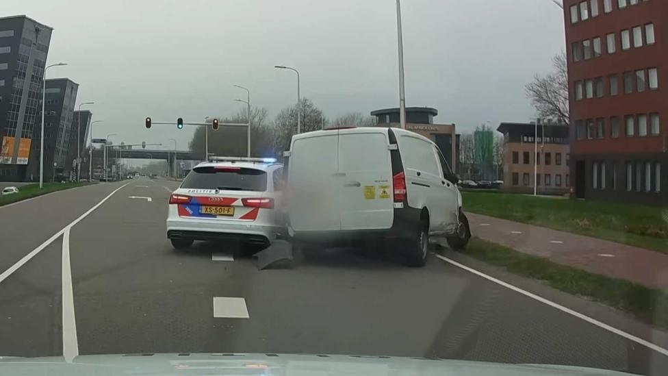 Achtervolging met gestolen pakketbus eindigt lullig voor mensen die op een pakketje zaten te wachten