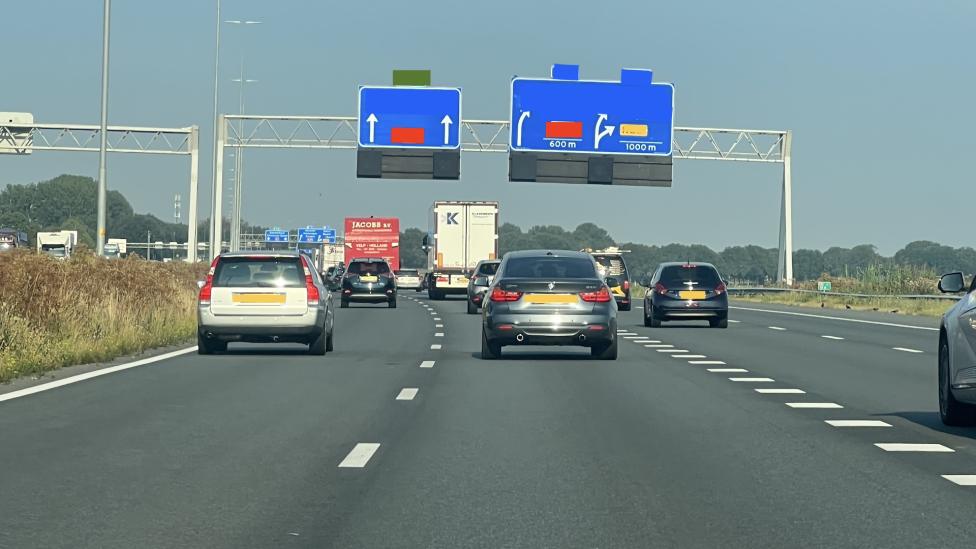 Slecht leesbare borden blijven hangen, waarom mag dat van Rijkswaterstaat?