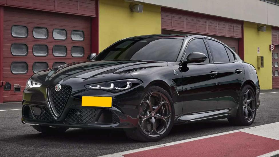 Waarom je nooit meer een nieuwe Alfa Romeo met de kentekenplaat rechts gaat zien