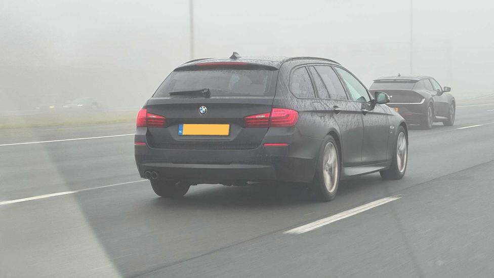 De domme reden waarom je zoveel mensen zonder verlichting ziet rijden in de mist