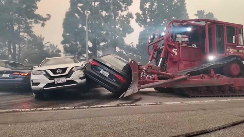 Tientallen achtergelaten Audi’s, BMW’s en Porsches worden met bulldozer opgeruimd (en met een goede reden)