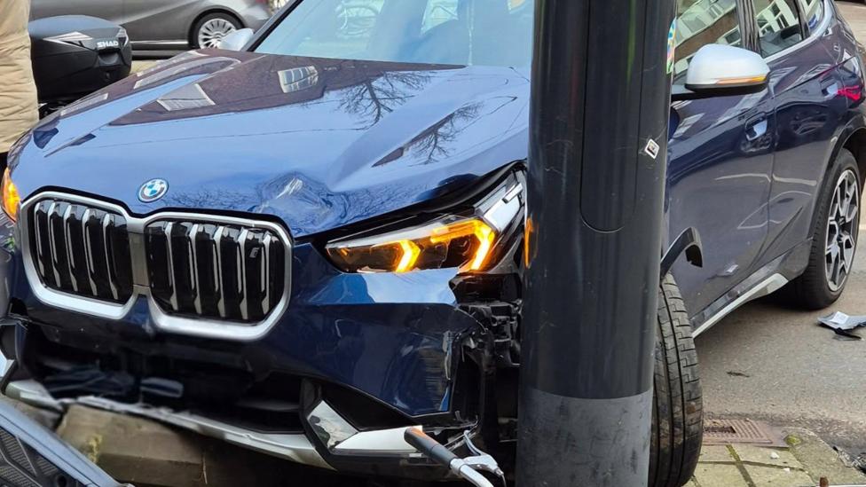 BMW-rijder vlucht na ongeluk, maar wordt door eigen nieuwsgierigheid toch gepakt