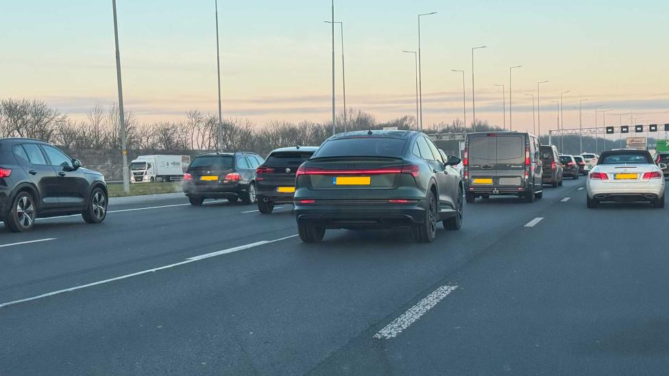 Net in de file gestaan met je auto? Dan hoor je waarschijnlijk meer geld te krijgen van de baas