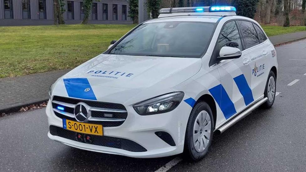 Waarom je soms politieauto’s zonder rode strepen ziet rijden