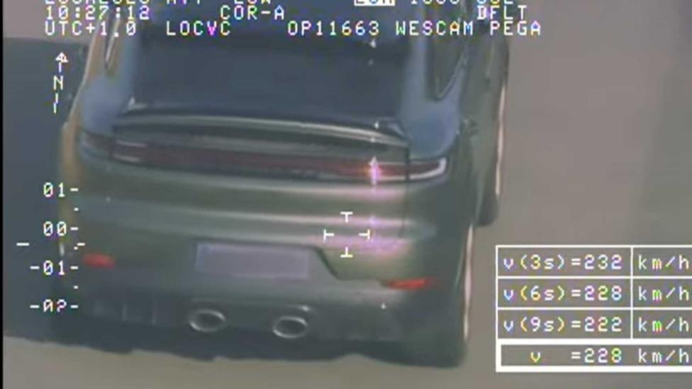 Porsche-rijder komt er op pijnlijke wijze achter dat Flitsmeister niet helpt tegen deze politiecamera