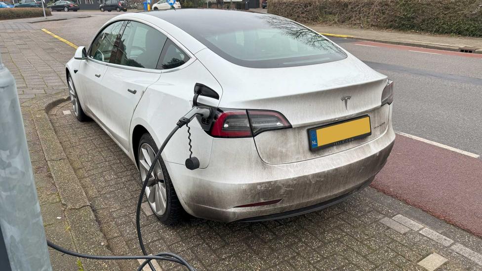 Volkswagen en Tesla worden verdacht van sjoemelen met elektrische auto’s (maar we moeten ze toch verdedigen)