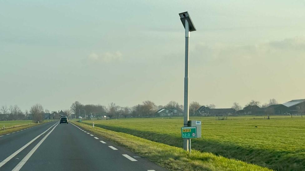 Wat doen die palen met zonnepaneeltjes die je altijd langs N-wegen ziet staan?