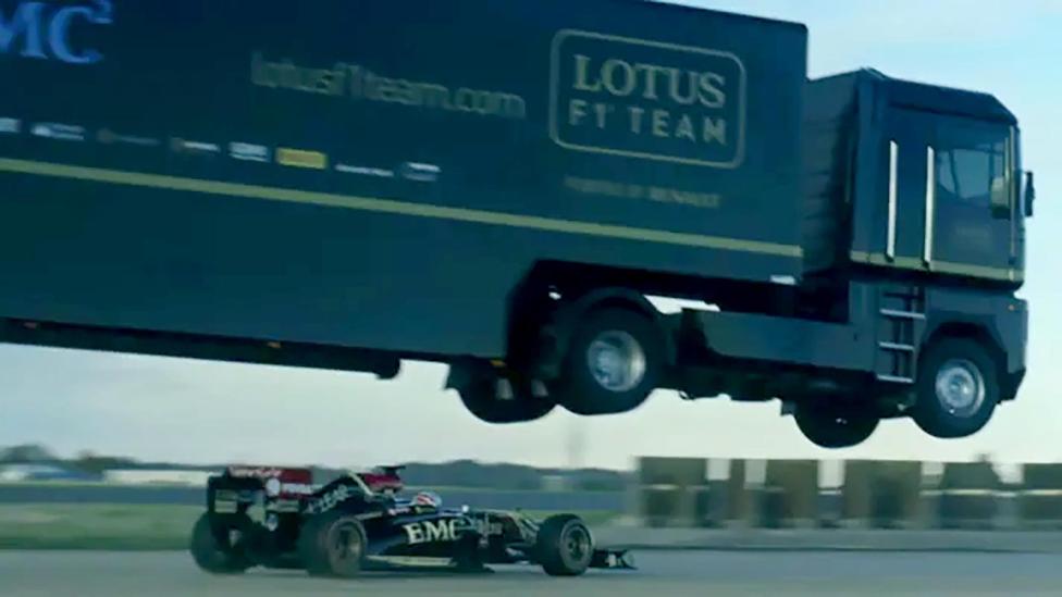Dit zijn de 9 stomste stunts en sprongen die ooit met auto’s zijn gedaan (en daarom zo leuk)