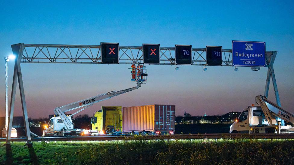 De eerste camera’s voor kilometerheffing zijn opgehangen op de A12 en volgend jaar gaan ze werken
