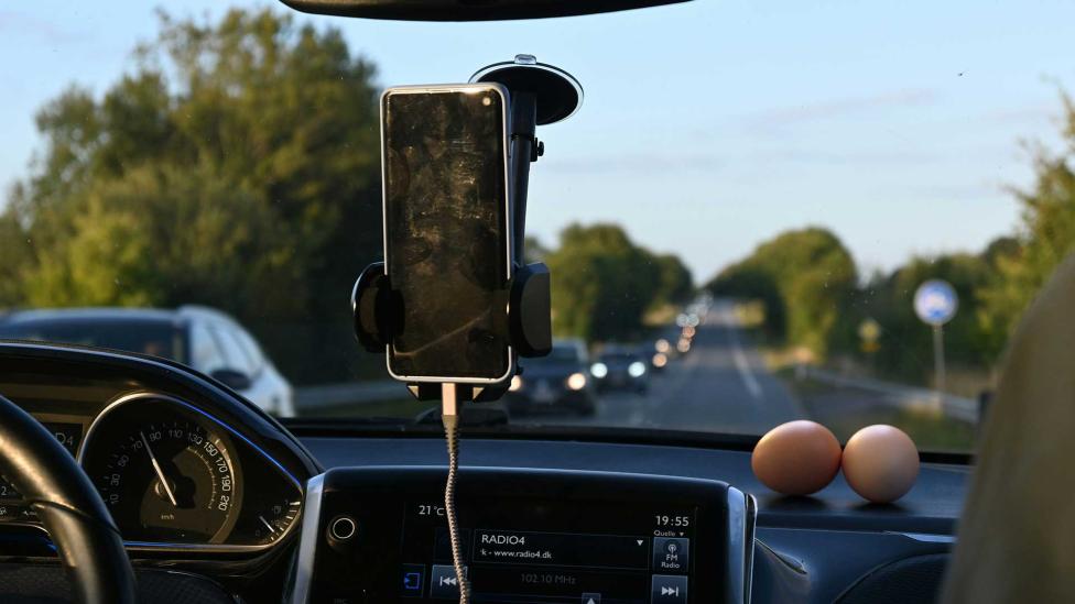Waarom je altijd een ongekookt ei moet meenemen als je een stuk gaat rijden met een oudere auto