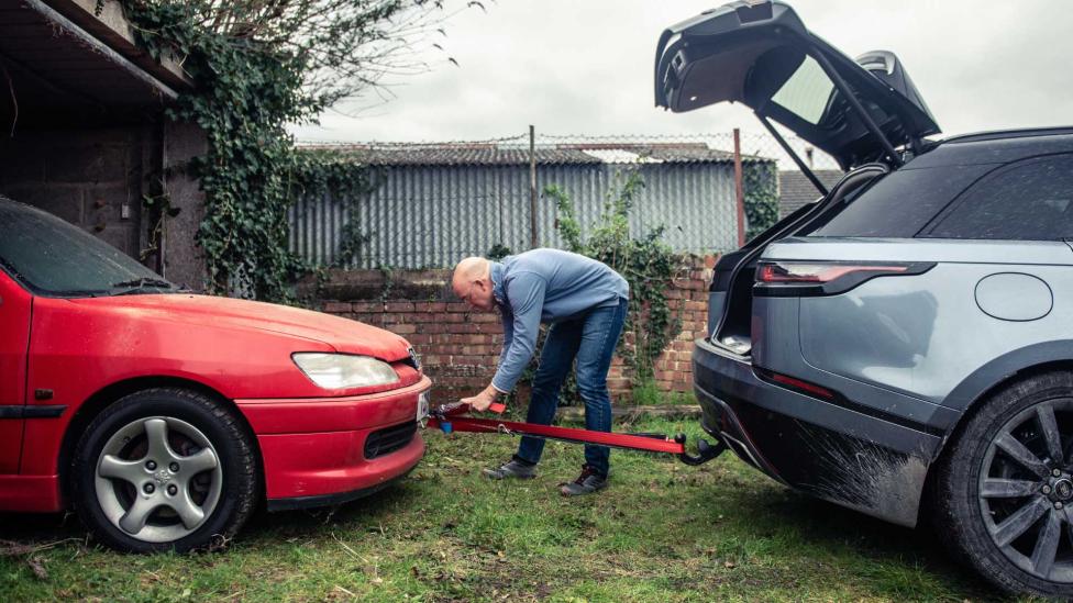 Mag je op de snelweg een auto met een sleepkabel trekken of krijg je dan een boete?