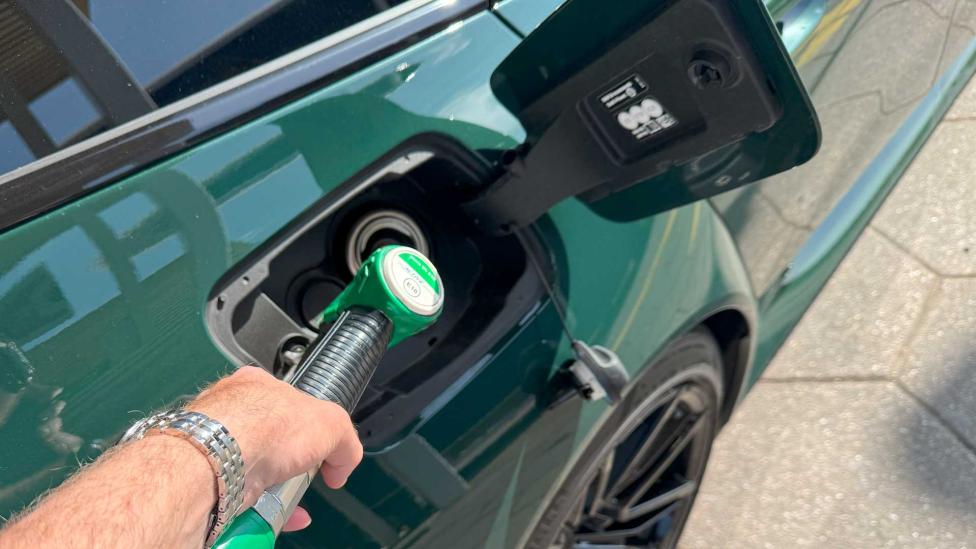 Bij dit Nederlandse tankstation tank je vandaag benzine voor 1,11 euro (!) per liter