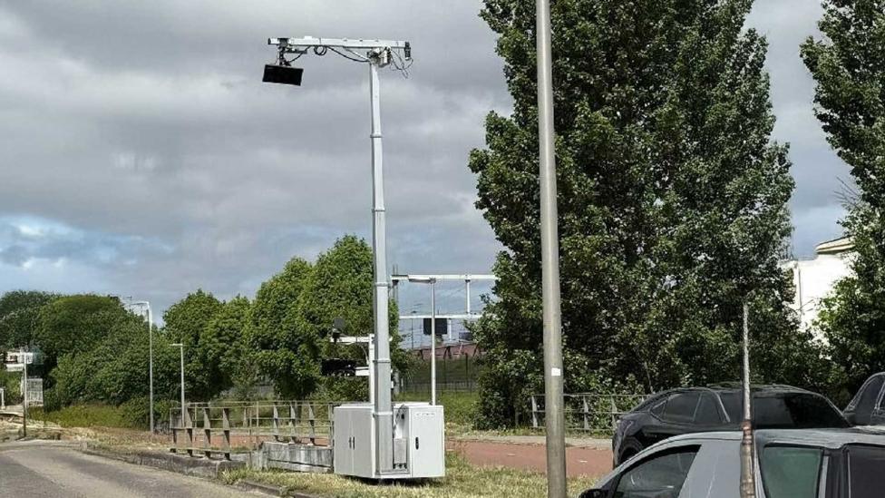 Pas op: dit lijkt een verkeerscamera, maar deze nieuwe flitser deelt een van de duurste boetes uit