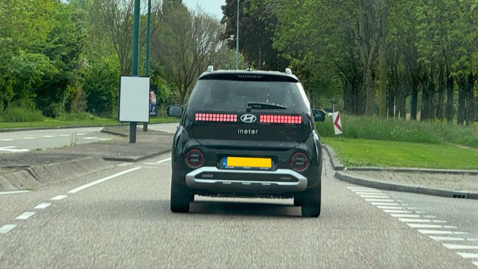 Als je met een elektrische auto langzamer optrekt dan een vrachtwagen, moet je je rijbewijs inleveren