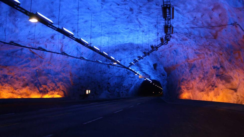De langste autotunnel ter wereld komt in Europa en het maakt je reistijd 10 uur (!) korter