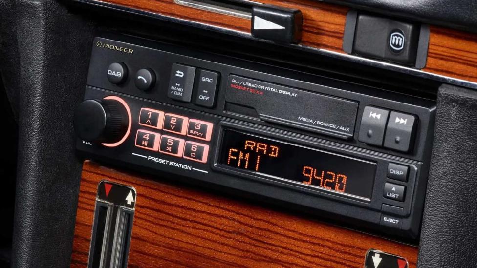Deze nieuwe autoradio ziet eruit als een oude cassettespeler, maar achter het klepje zit iets anders