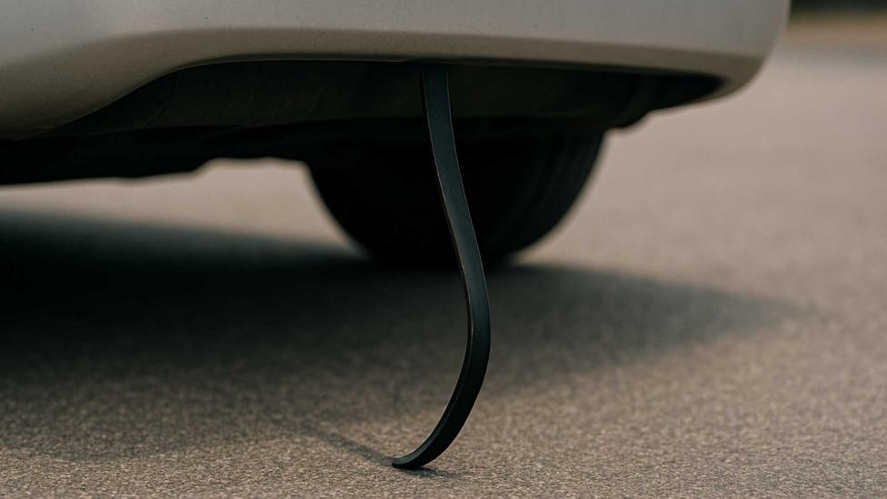 Waarom zag je vroeger zo vaak auto’s met zo’n rubberen stripje eronder rijden?