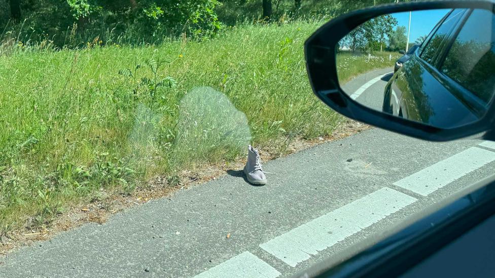 Waarom zie je zo vaak een losse schoen langs de snelweg liggen? En waarom is het er maar één?
