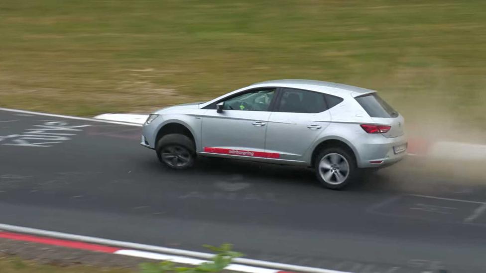 Deze Seat-rijder leek heel veel geluk te hebben, maar op het laatst gaat het toch fout op de Nürburgring