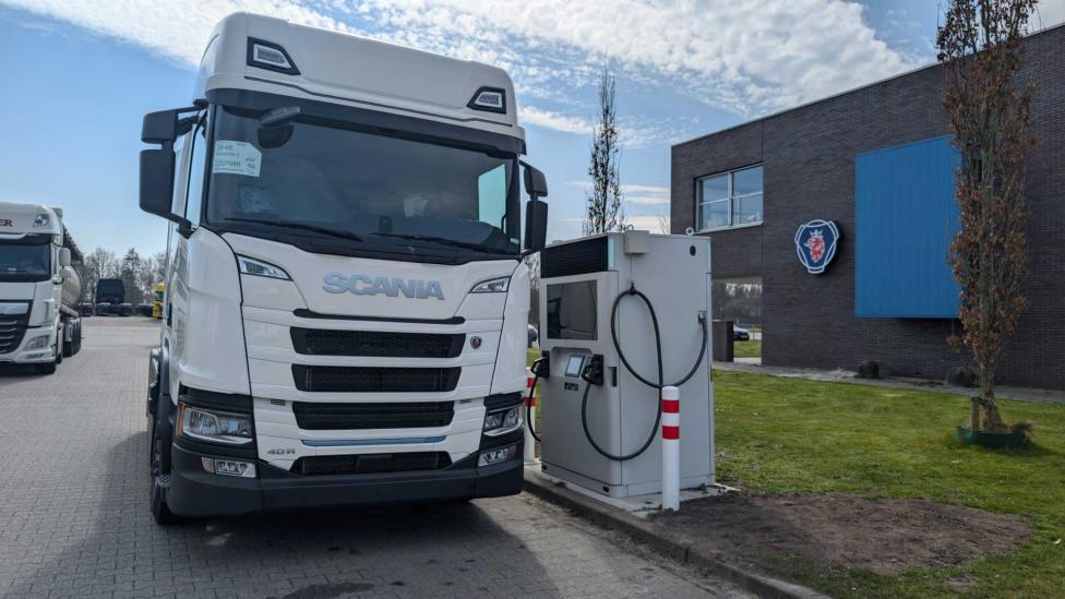 Door deze slimme truc kunnen vrachtwagens snelladen zonder dat het stroomnet overbelast raakt