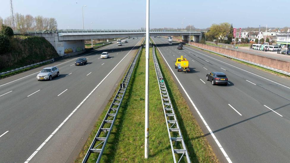 De interessante reden waarom het nieuwe asfalt op de A12 zo ’tikt’ als je eroverheen rijdt