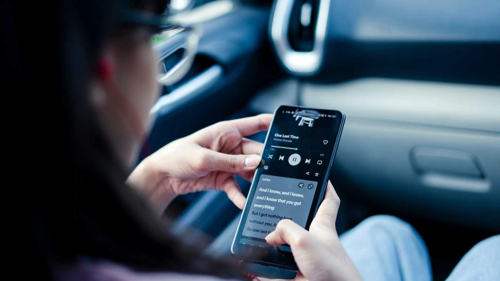 Met deze verborgen functie word je niet meer misselijk als je in de auto op je telefoon kijkt