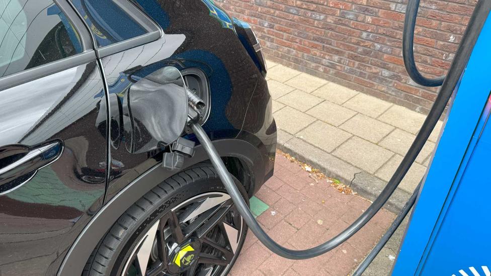 Automerk komt met superbatterij die je maar één keer per maand hoeft op te laden
