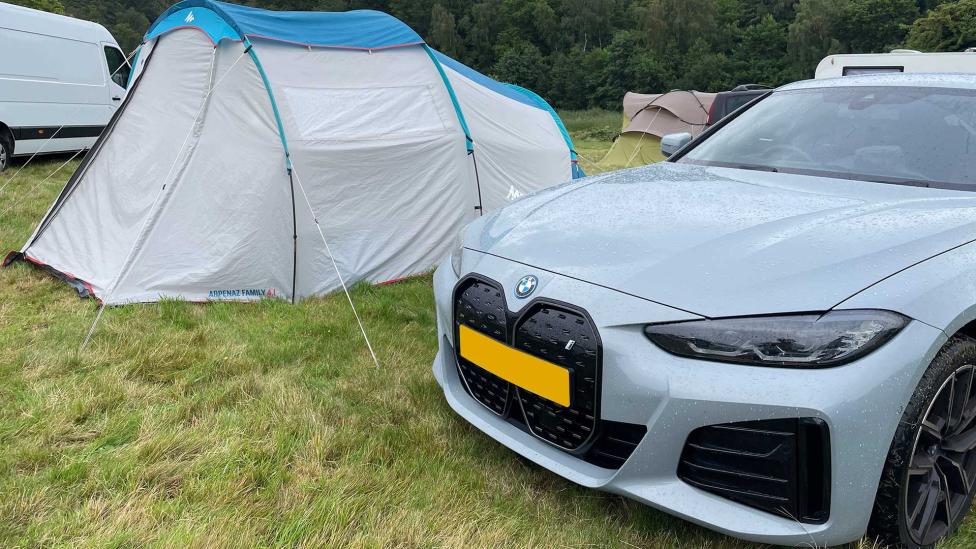 Kamperen met een elektrische auto kan ineens heel duur uitvallen als je dit niet checkt
