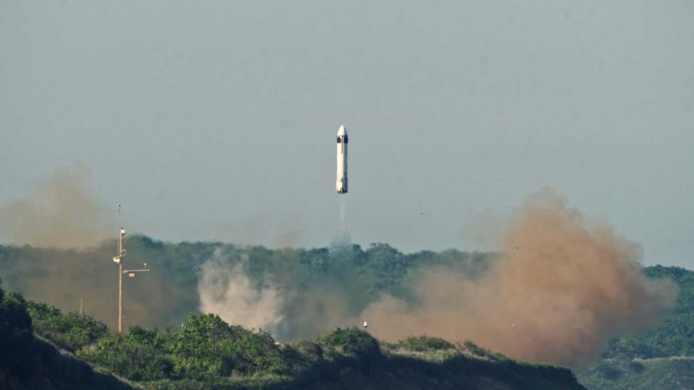 Tesla is niet meer het enige automerk dat herbruikbare raketten de ruimte in schiet