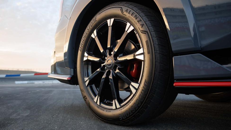 De banden op deze dikke Nissan kosten 400 euro (per stuk, niet per set)