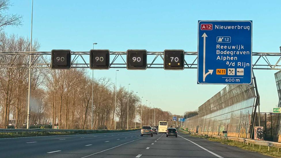 Als de matrixborden 70 én 90 aangeven, mag je dan links 90 gaan rijden?