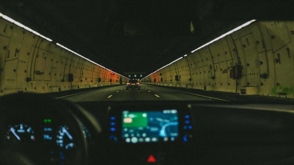 ‘Mag je een lampje aanzetten in de auto tijdens het rijden of je krijg je dan echt een boete?’