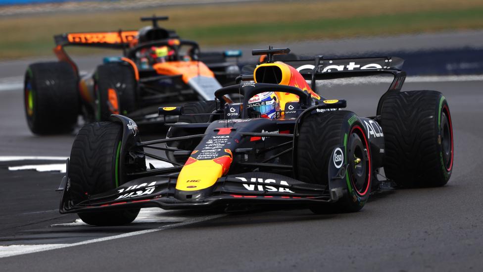 Als Verstappen zo goed in de regen is, waarom ging het gisteren dan voor geen meter? En waarom rijden ze niet op regenbanden