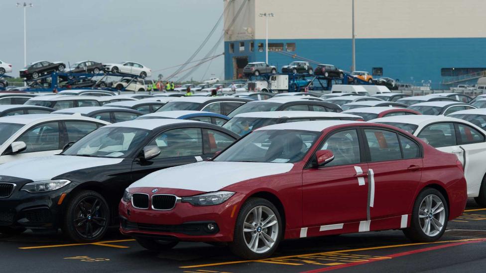 Waarom er nu weer duizenden nieuwe auto’s staan te verpieteren in de havens van Antwerpen