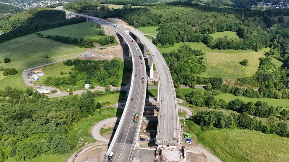 Kijk hoe de Duitsers een brug van 70 meter hoog en 485 meter lang als één geheel verhuizen