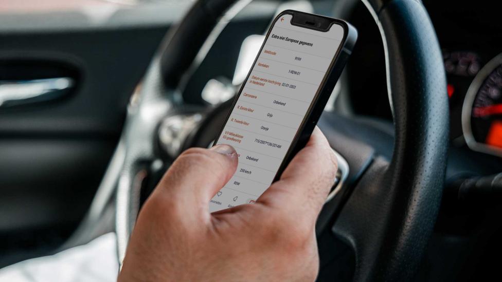 Je kunt het kentekenbewijs van je auto nu al digitaal op je telefoon hebben – zo werkt het