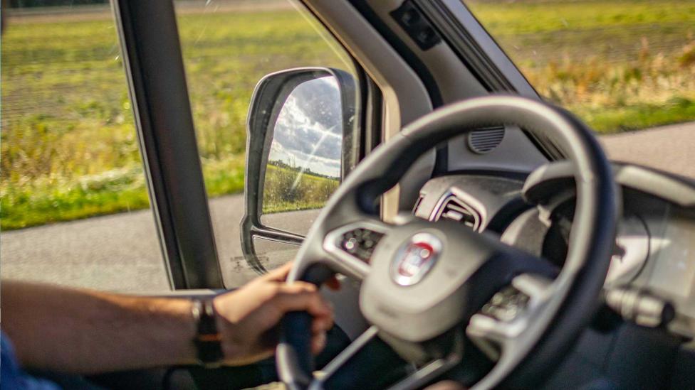 Vanaf vandaag moet je ineens op cursus om sommige PHEV’s en EV’s te mogen rijden – dit moet je weten