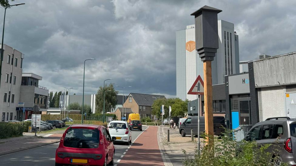 Dit is geen flitspaal of verkeerscamera, maar wat is deze verdachte paal dan wel?