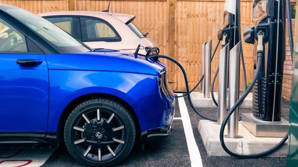 Elektrische auto’s in Nederland verbruiken méér stroom dan de NS (en gek genoeg valt dat alsnog heel erg mee)