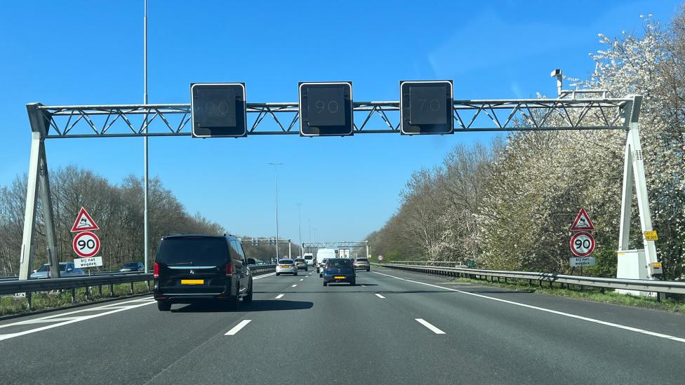 Waarom 1160 matrixborden in Nederland niet aan geven hoe hard jij mag rijden (terwijl de snelheid wel geldt)