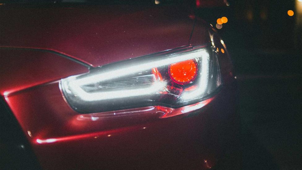 Je kunt straks ook rode verlichting aan de voorkant van een auto gaan zien – dit is waarom