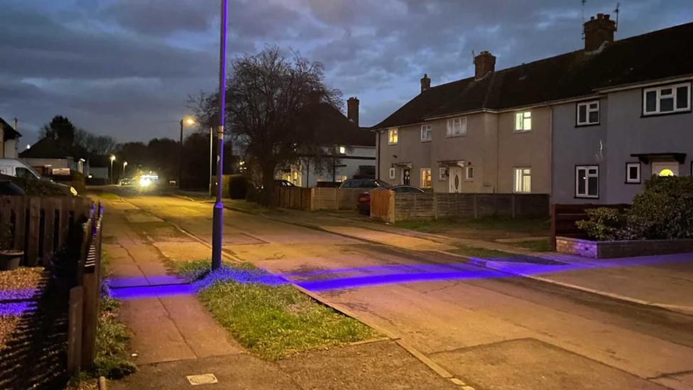 Dit betekent het als je paarse of blauwe verlichting op straat ziet