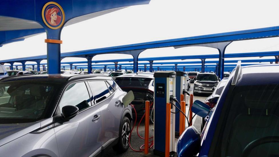 Nederlander laat elektrische auto 2,5 (!) week aan de laadpaal staan bij Disneyland – zo hoog was de rekening