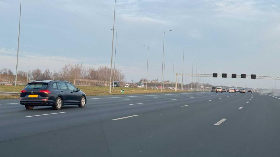 Hoe lang mag je links blijven plakken voordat het onnodig linksrijden is?