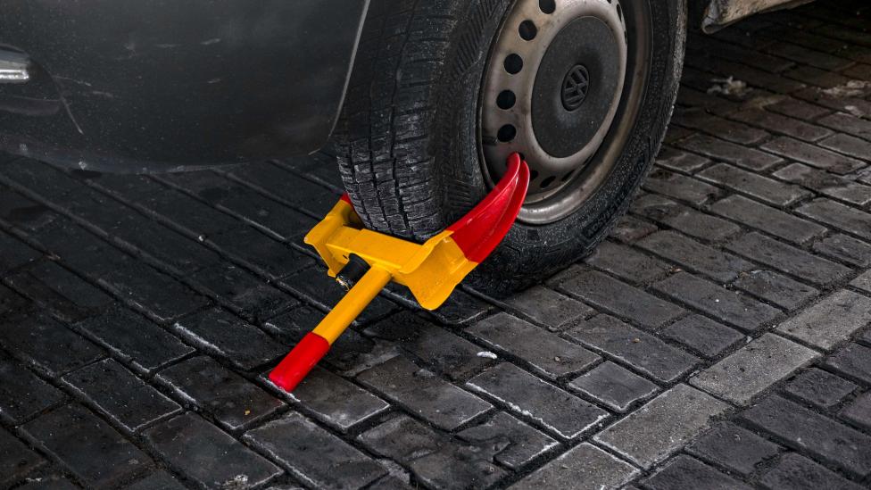 Kijk uit in deze Nederlandse stad: als je niet oplet krijg je een wielklem (en moet jij de boetes betalen)