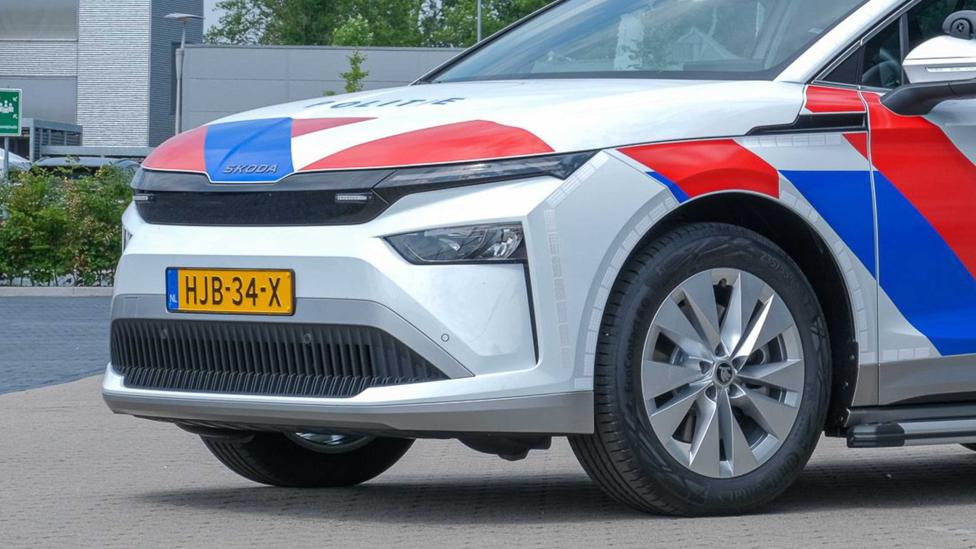 Dit is de eerste foto van de nieuwe volledig elektrische politieauto (met een opvallend detail)