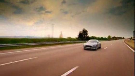 Aston Martin DB9 vs trein