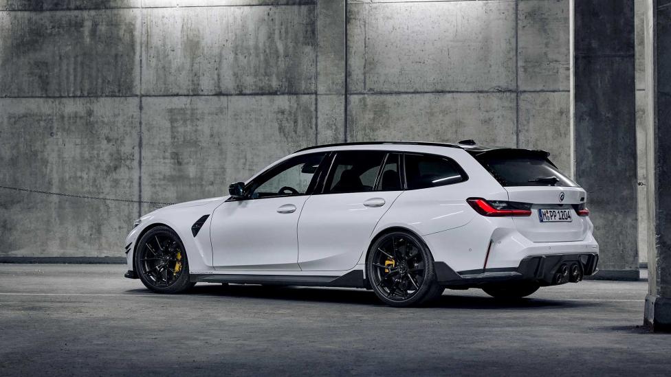 Una BMW M3 gira in un garage di cemento